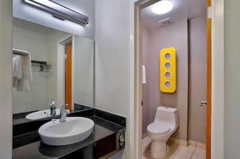 Deluxe Room, 1 King Bed, Non Smoking, Refrigerator