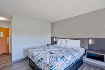 Deluxe Room, 1 King Bed, Non Smoking, Refrigerator