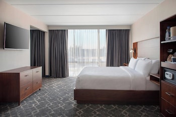Junior Suite, 1 King Bed (Mobility Accessible, Roll-In Shower)