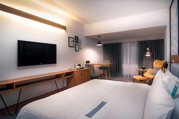 Deluxe Room, 1 King Bed, City View