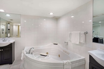 Suite, 1 King Bed, Non Smoking, Jetted Tub