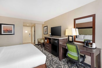 Standard Room, 1 King Bed, Accessible, Refrigerator & Microwave