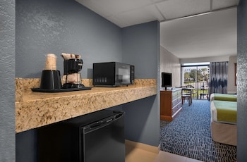 Standard Room, 1 King Bed, Accessible, Partial Ocean View