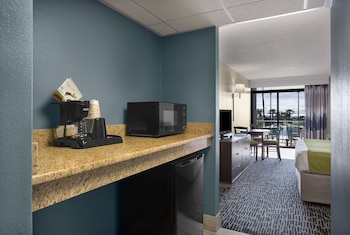 Standard Room, 1 King Bed, Balcony, Oceanfront