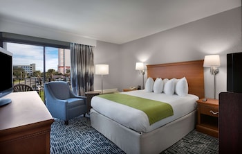 Standard Room, 1 Queen Bed, Non Smoking, Balcony