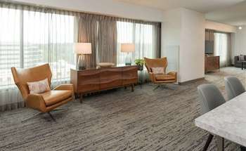 Suite, 1 King Bed (2 Room)