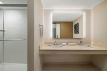 Suite, 1 King Bed with Sofa bed, Accessible Bathtub