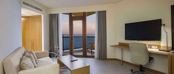 Deluxe Suite, 1 King Bed, Sea View
