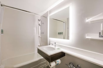 Standard Room, 1 Queen Bed, Non Smoking, Refrigerator & Microwave