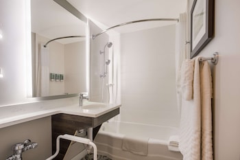 Standard Room, 2 Queen Beds, Accessible, Bathtub