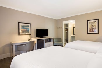 Standard Room, 2 Queen Beds, Accessible, Bathtub