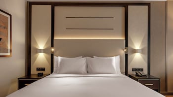 Room, 1 King Bed, Non Smoking, Courtyard View