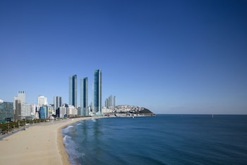 Low Floor Beach Family, Deluxe 1 Queen and 1 Twin, Partial sea view, Low floor