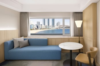 Low Floor Beach Family, Deluxe 1 Queen and 1 Twin, Partial sea view, Low floor