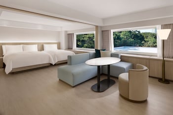 Deluxe Family Ondol Suite, 1 Bedroom Suite, 1 King and 1 Twin, Dongbaek Park view