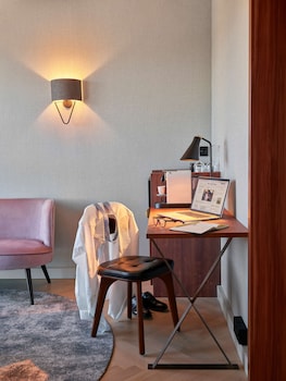 Business Room, Harbor View (Class)