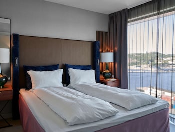 Business Room, Harbor View (Class)