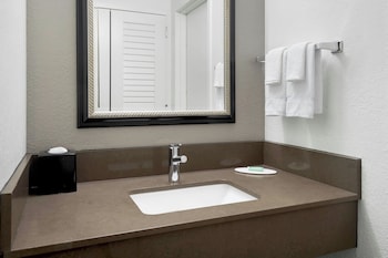 Room, 2 Queen Beds (Mobility/Hearing Access, Roll-in Shwr)
