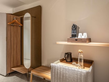 Deluxe Suite 1 Queen Bed, 2 Bunk Beds