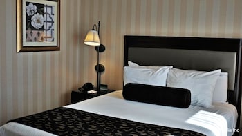 Suite, 1 Bedroom, City View (1 Queen and 1 Sofabed)
