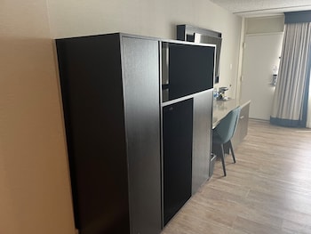 Two Queen Beds, Non-Smoking, Roll In Shower