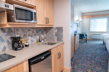 Superior Suite, 1 Queen and 2 Twins