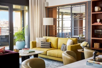 Junior Anglada Suite