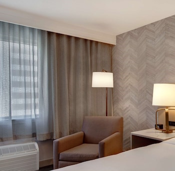 Suite, 1 King Bed, Accessible (Mobility)