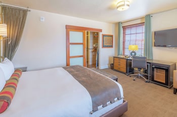 Deluxe Room, 1 King Bed, Accessible (Mobility & Hearing, Roll-in Shower)