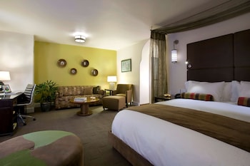 Deluxe Room, 1 King Bed (Sitting Area)