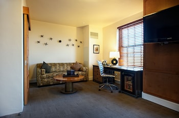 Deluxe Room, 1 King Bed, Accessible (Roll-In Shower)