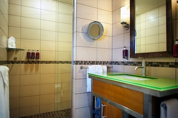 Room, 1 Queen Bed, Accessible (Roll-In Shower, Mobility & Hearing)