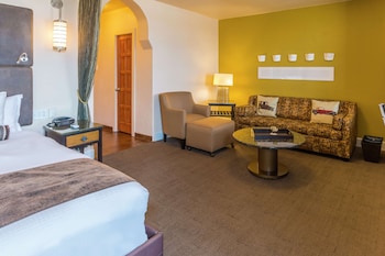 Deluxe Room, 1 King Bed (Sitting Area)