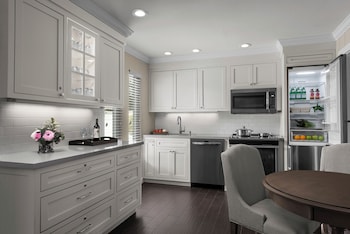Classic Suite, 1 King Bed, Accessible (Classic Accessible 1 Bedroom King)
