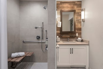 Classic Suite, 1 King Bed, Accessible (Classic Accessible 1 Bedroom King)