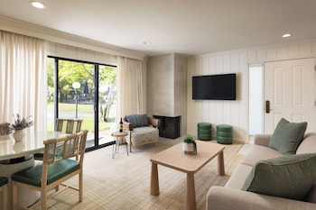 Premium Suite, 1 King Bed with Sofa bed (Premium Accessible Mansion 1 Bedroom)