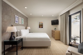 Premium Suite, 1 King Bed with Sofa bed, Golf View (Premium Cottage Golf View 1 Bedroom)