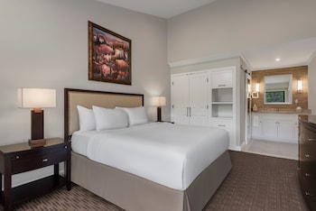 Classic Suite, 1 King Bed, Golf View (Classic Golf View 1 Bedroom King)