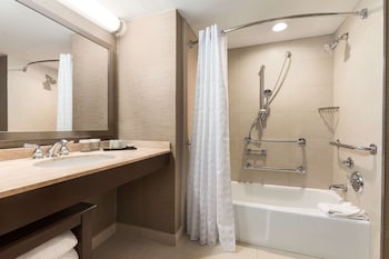 Suite, 1 King Bed, Accessible, Bathtub (Mobility & Hearing)