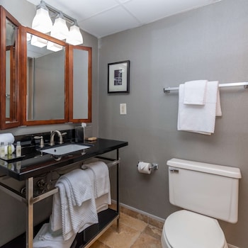 2Db Bedroom Bal Rvrvw Suite Ns
