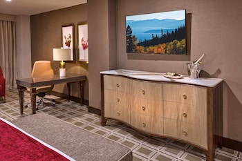 Vista Tower Deluxe King