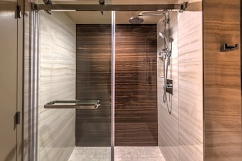 Vista Tower Deluxe King