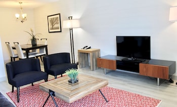 Suite, 1 King Bed, Non Smoking, Kitchen (Dining Table)