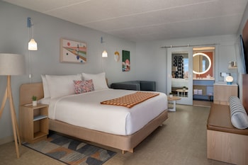 Connecting Rooms, 1 King, 2 Queens