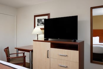 Standard Room, 1 King Bed, Accessible, Bathtub (NonSmoking)