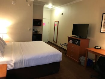 Business Room, 1 King Bed, Non Smoking, Refrigerator & Microwave