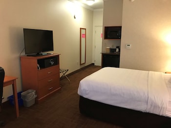 Business Room, 1 Queen Bed, Non Smoking, Refrigerator & Microwave