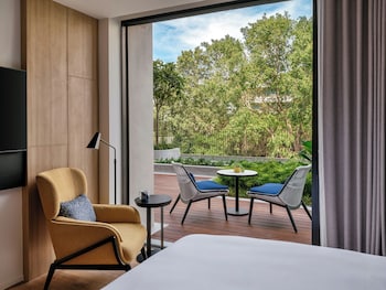 Deluxe Room, 2 Twin Beds, Balcony, Courtyard View