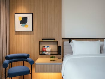 Deluxe Room, 1 King Bed, Balcony, Courtyard View