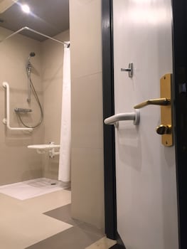 Standard Room, 2 Queen Beds, Accessible Bathtub